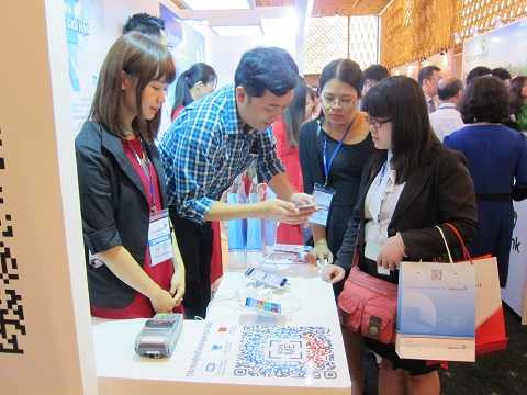 Khách hàng trải nghiệm dịch vụ QR Pay của VietinBank Khách hàng trải nghiệm dịch vụ QR Pay của VietinBank