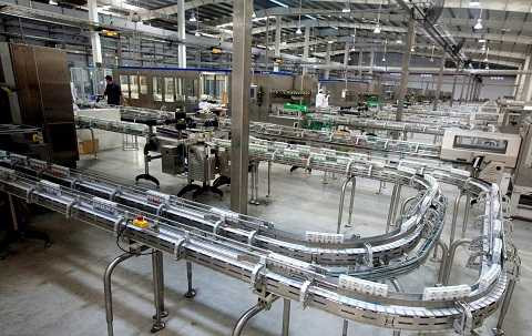 Nhà máy Sữa Việt Nam của Vinamilk được trang bị dây chuyền sản xuất sữa tươi tiệt trùng với thiết bị hiện đại và công nghệ sản xuất tiên tiến hàng đầu hiện nay. Nhà máy hoạt động trên một dây chuyền tự động, khép kín, từ khâu nguyên liệu đầu vào đến đầu ra sản phẩm. Nhà máy Sữa Việt Nam của Vinamilk được trang bị dây chuyền sản xuất sữa tươi tiệt trùng với thiết bị hiện đại và công nghệ sản xuất tiên tiến hàng đầu hiện nay. Nhà máy hoạt động trên một dây chuyền tự động, khép kín, từ khâu nguyên liệu đầu vào đến đầu ra sản phẩm.