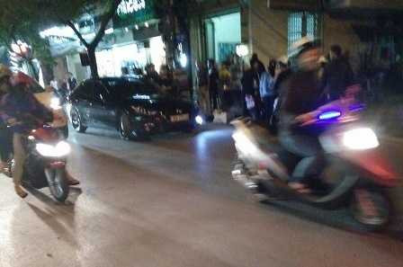 Người dân tham gia bắt giữ xe điên gây tai nạn liên hoàn.