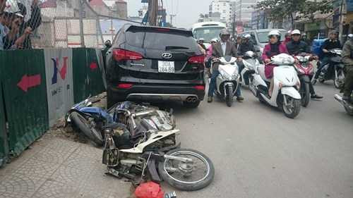 Vào khoảng 16h ngày 30/11, trước số nhà 135 - 137 Trường Chinh (Hà Nội) xảy ra một vụ tai nạn liên hoàn. Cụ thể, chiếc xe Huyndai Santafe mang BKS 30A-264.69 lưu thông theo hướng Ngã Tư Sở đi Giải Phóng bất ngờ lao qua làn đường ngược lại, đâm vào chiếc taxi mang BKS 29A-336.43. 