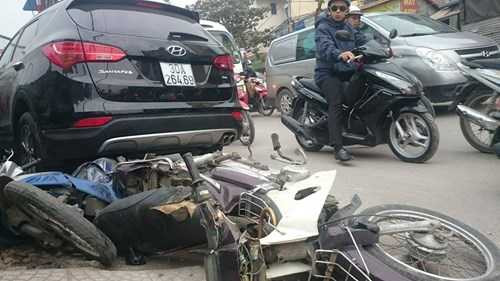 Không dừng lại ở đó, chiếc xe Santafe tiếp tục đâm vào 2 xe máy khác khiến một người đàn ông và một người phụ nữ bị thương nặng.