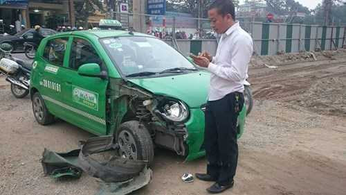 Anh Vũ Trường Quân (34 tuổi) lái xe taxi cho biết: Chiếc xe Santafe đi với vận tốc khoảng 45-50 km/h rồi lao thẳng vào xe taxi của tôi. Lúc đó trên xe có 3 khách tôi vừa đón ở bệnh viện Bạch Mai. Lúc thấy chiếc xe Santafe lao qua đường tôi đã chủ động dừng xe lại và may mắn không có ai bị thương.