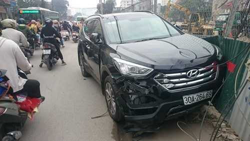 heo một số người dân, tài xế điều khiển chiếc xe Huyndai Santafe này là một người đàn ông. Ngay sau khi xảy ra tai nạn, người này đã đưa hai nạn nhân bị thương vào bệnh viện cấp cứu.