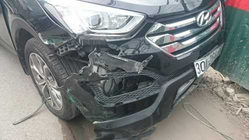 Vụ tai nạn khiến chiếc xe Santafe và xe taxi bị hư hỏng phần đầu. Hai xe máy gần như bị nghiến bẹp.