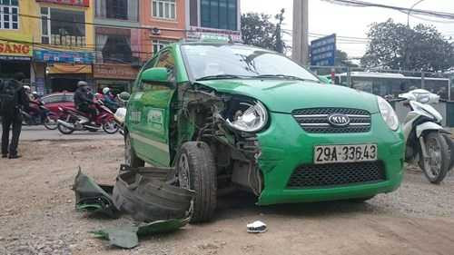 'Xe điên' vượt làn đâm taxi, nhiều xe máy nát bét giữa thủ đô