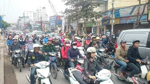 Sau khi vụ tai nạn xảy ra, đường Trường Chinh bị tắc nghẽn kéo dài. Cơ quan chức năng cũng đã có mặt để điều tra nguyên nhân vụ việc.