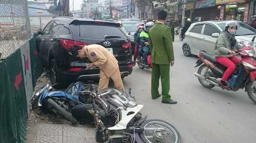 'Xe điên' vượt làn đâm taxi, nhiều xe máy nát bét giữa thủ đô