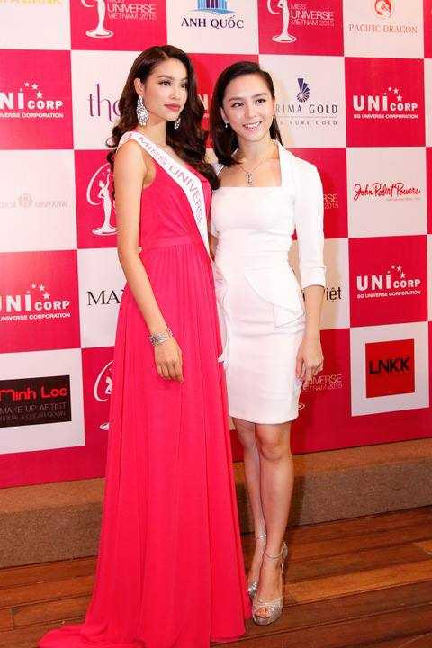 Phạm Hương chụp ảnh cùng Á hậu Thiên Lý