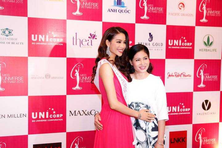 Phạm Hương bên mẹ