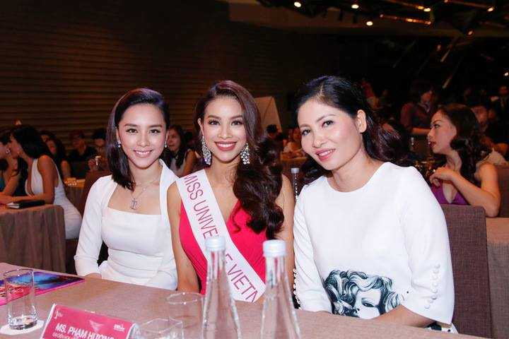 Về trang phục dự thi, ngay sau khi đăng quang, Phạm Hương cùng ekip đã bắt tay làm việc cùng các nhà thiết kế hàng đầu Việt Nam. Hiện tại, nhà thiết kế Công Trí đã hoàn tất những bộ trang phục dạ hội quan trọng dành cho đêm chung kết.Bên cạnh đó, bộ quốc phục truyền thống lấy ý tưởng từ Hồng hạc cũng đã được nhà thiết kế Thuận Việt thực hiện từ rất sớm.