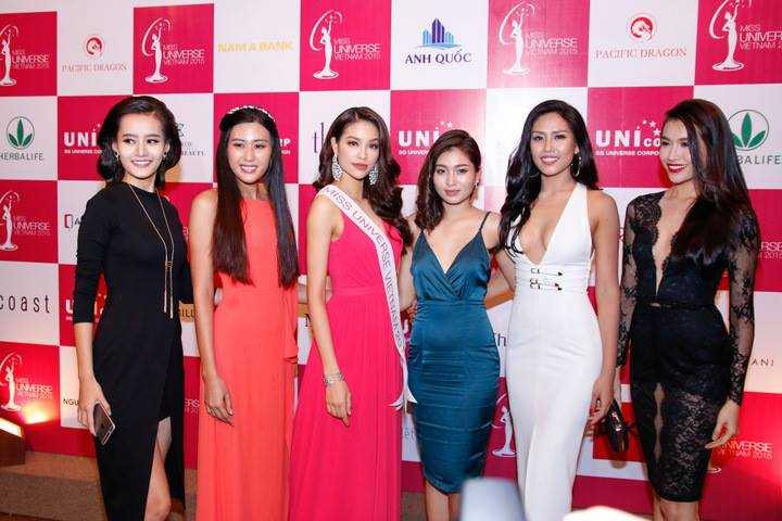  Các nhà thiết kế và một số thương hiệu lớn khác hỗ trợ toàn bộ trang phục hằng ngày và dự tiệc. Ngoài phần trang bị về kiến thức, kỹ năng, ngoại hình cũng như trang phục, Phạm Hương còn được các chuyên gia dinh dưỡng hàng đầu đề xuất chế độ ăn uống hợp lý để giữ cân nặng, tăng cường sức khỏe và độ dẻo dai.