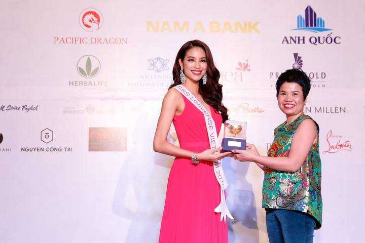 Một trong những nội dung quan trọng nhất trong hành trang chuẩn bị cho cuộc thi Hoa hậu Hoàn vũ Thế giới 2015 là quà tặng quốc gia được đấu giá trong buổi gala từ thiện. Năm nay, Hoa hậu Phạm Hương sẽ mang đến cuộc thi bộ trang sức mang tên Golden Lotus – Sen Vàng. 