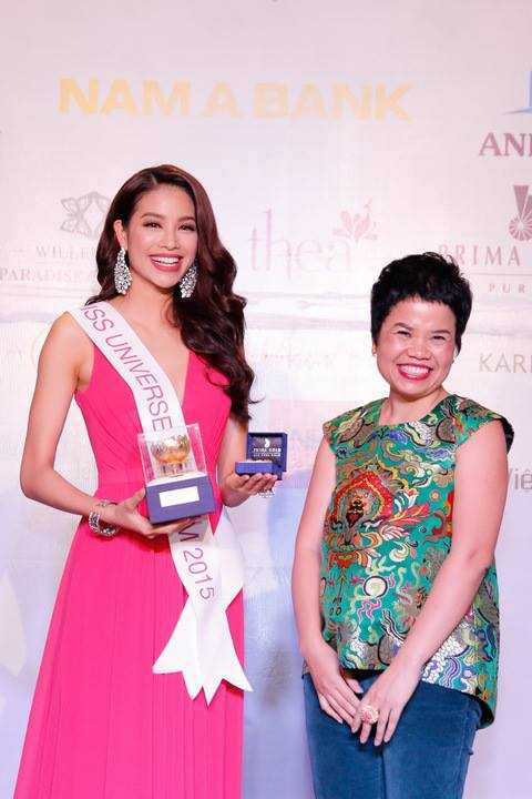 Cận cảnh vẻ đẹp mới nhất của hoa hậu Phạm Hương