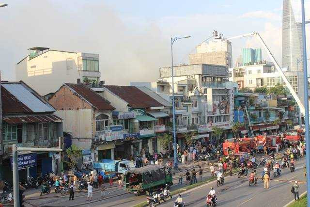 Sau tiếng nổ lớn, ngọn lửa nhanh chóng bao trùm khu dân cư