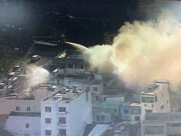 Cháy lớn giữa Sài Gòn, hàng trăm người ôm đồ đạc tháo chạy