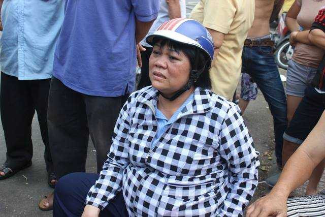 Người phụ nữ này vẫn chưa hết bàng hoàng trước vụ cháy lớn.