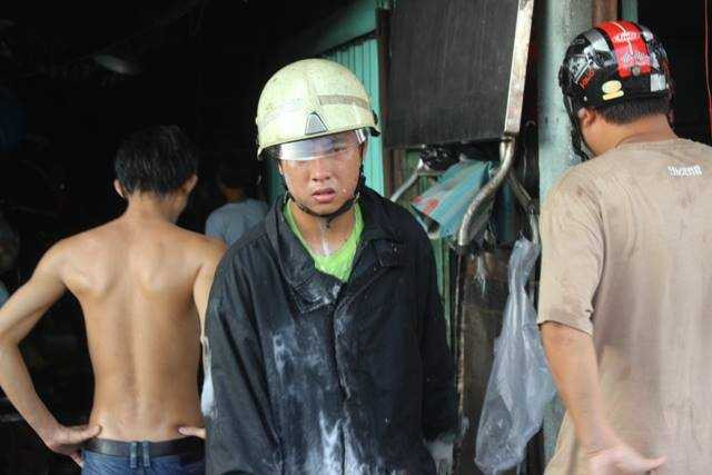 Cháy lớn giữa Sài Gòn, hàng trăm người ôm đồ đạc tháo chạy