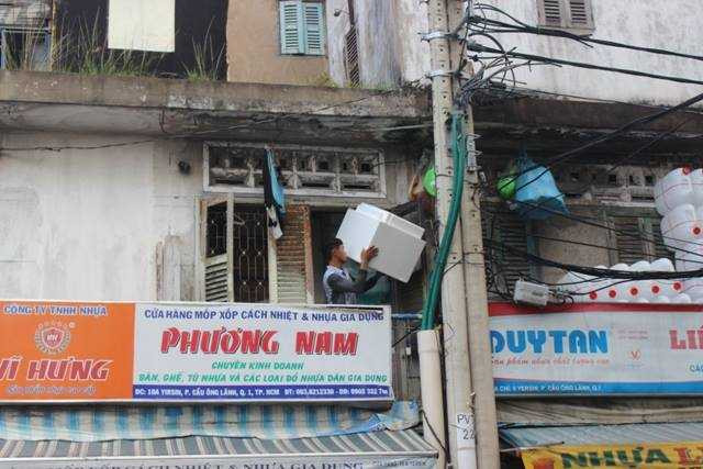 Nhiều người dân hốt hoảng bê đồ bỏ chạy khỏi đám cháy.