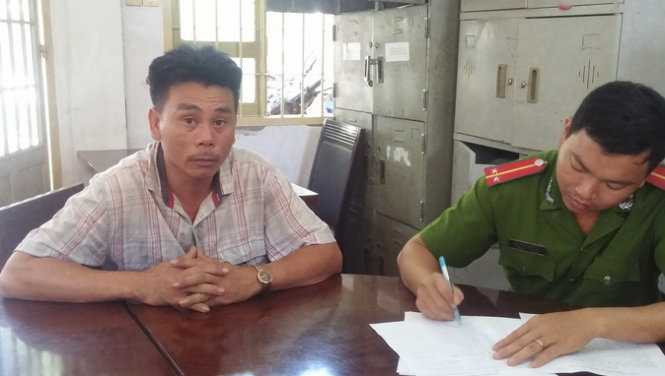 Tài xế Toàn đang khai báo vụ việc tại Công an P.Tân Phú - Ảnh: Đức Thanh