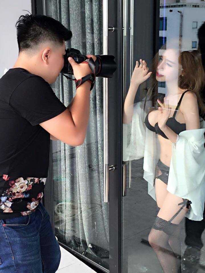 (VTC News) - Elly Trần nóng bỏng trong hậu trường chụp bộ ảnh nội y mới nhất.