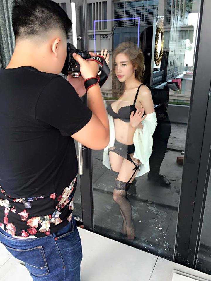 (VTC News) - Elly Trần nóng bỏng trong hậu trường chụp bộ ảnh nội y mới nhất.