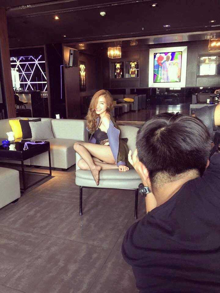 (VTC News) - Elly Trần nóng bỏng trong hậu trường chụp bộ ảnh nội y mới nhất.