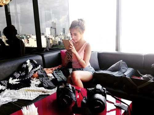 (VTC News) - Elly Trần nóng bỏng trong hậu trường chụp bộ ảnh nội y mới nhất.