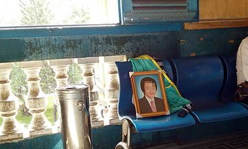 Di ảnh nạn nhân B. trước hành lang phòng xử