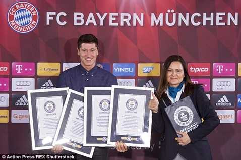 Lewandowski hớn hở nhận kỷ lục Guinness