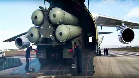 Hệ thống tên lửa S-400 của Nga được đưa tới Syria. Ảnh: RT Hệ thống tên lửa S-400 của Nga được đưa tới Syria. Ảnh: RT