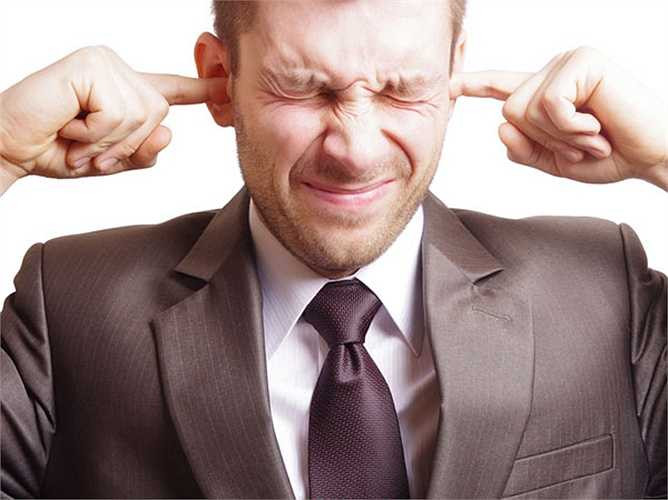 Thao tác thở: Dùng tay bịt tai lại và hít vào và thở ra một vài lần. Sau đó dừng thở thè lưỡi ra. 