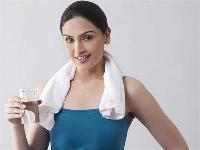 Sử dụng ống hút: Sử dụng một ống hút, hút nước trong cốc. Làm 2-3 lần và nấc sẽ tự hết.