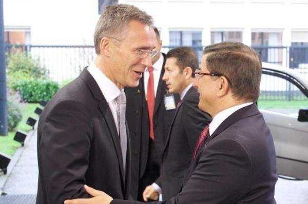 Tổng thư ký NATO Jens Stoltenberg (trái) và Thủ tướng Thổ Nhĩ Kỳ Ahmet Davutoglu tại cuộc gặp ngày 30/11