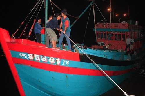 Lúc 5h sáng 1/12, tàu QNg 95861 vào đến cảng Tịnh Kỳ mang theo thi thể thuyền viên Trương Đình Bảy bị bắn chết trên vùng biển Trường Sa vào ngày 26/11.