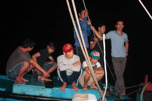 Các thuyền viên tàu QNg 95861 hoang mang sau chuyến biển kinh hoàng.