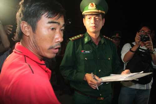 Ngay sau khi cập cảng Tịnh Kỳ, lực lượng biên phòng thuộc đồn kiểm soát Tịnh Kỳ tiến hành thu thập thông tin, ghi nhận ý kiến của các thuyền viên trên tàu. Thuyền trưởng Bùi Văn Cu trình với cơ quan chức năng về sự việc. Ông Cu cho biết: Khoảng 18h15 ông Cu phát hiện hai chiếc ghe, trên ghe có 8 người và 2 khẩu súng. Một chiếc tiếp cận và ba người bước có mang theo súng bước lên tàu của ông Cu tấn công và uy hiếp hai thuyền viên trên tàu. Ông Cu cho ông Bảy chạy về trước mũi tàu để chặt dây neo bỏ chạy nhưng bắn liên tiếp 2 phát đạn vào người ngã gục trên boong. Nhóm người này còn bắn liên tiếp nhiều vết đạn lên cabin của tàu cá. Sau khi ông Bảy chết nhóm người này bỏ đi. Theo nhận dạng tàu cá, ông Cu cho biết đó là người Philippin.