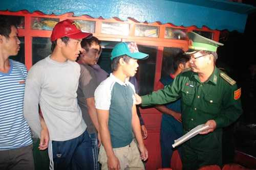 Chiến sỹ Bộ đội Biên phòng thăm hỏi động viên tinh thần ngư dân sau chuyến biển kinh hoàng. Các ngư dân cho biết: vào thời gia xảy ra sự việc, trên tàu chỉ có thuyền trưởng Bùi Văn Cu và thuyền viên Trương Đình Bảy. Lúc này, 12 ngư dân đang chia nhau trên 2 chiếc ca nô đi xa tàu khoảng 3 – 5 hải lý, nên họ không phát hiện ghe tàu lạ tấn công tàu cá của mình. Sau khi ông Bảy bị bắn chết, ông Cu điều khiển tàu cá đi tìm và phát tín hiệu kêu gọi về tàu. Khi về đến tàu thì họ mới hoảng hồn khi thấy ông Bảy nằm chết trên vũng máu với một vết thương ở ngực và phần dưới háng.