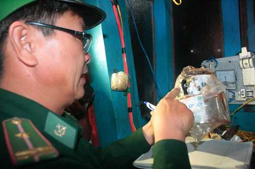 Một vết đạn bắn xuyên cabin làm thủng lỗ đựng dầu mỡ của ngư dân trên tàu.