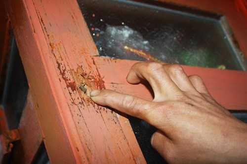 Một đầu đạn khác găm chặt vào vỏ tàu cá.