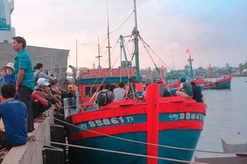 Sau khi cập cảng Tịnh Kỳ, tàu cá QNg 95861 tiếp tục về cảng Sa Kỳ để cơ quan chức năng tiếp khám nghiệm tàu cá và thi thể.