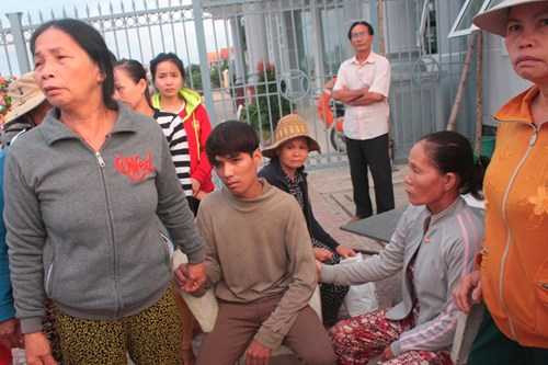 Em Trương Đình Đệ con trai của ông Bảy trong vòng tay của người thân. Em Đệ hoảng loạn từ khi chứng kiến cha mình bị bắn chết trên tàu. Về đến bờ nhưng em vẫn chưa thể hoàn hồn, lần lại tinh thần. Hiện em đang được chăm sóc tại trạm y tế xã Bình Châu vì sức khỏe yếu.