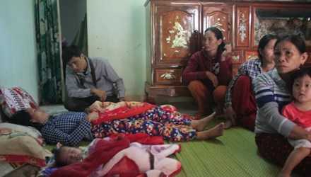 Bà Mai Thị Long (vợ ông Trương Đình Bảy bị bắn chết ở Trường Sa) suy sụp sau khi hay tin chồng bị bắn chết.