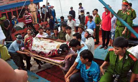 Người thân đau đớn đón thi thể ngư dân bị bắn chết ở Trường Sa