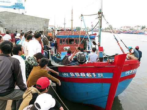 Thi thể, ngư dân, bị bắn ở Trường Sa, về đến Quảng Ngãi