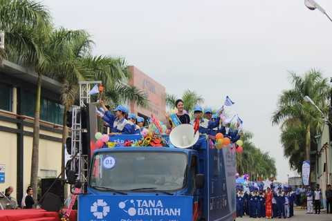 22 xe diễu hành lần lượt qua lễ đài tiến vào trung tâm thành phố. Dẫn đầu là xe Tập đoàn Tân Á Đại Thành với sự có mặt của Hoa hậu Ngọc Hân 22 xe diễu hành lần lượt qua lễ đài tiến vào trung tâm thành phố. Dẫn đầu là xe Tập đoàn Tân Á Đại Thành với sự có mặt của Hoa hậu Ngọc Hân