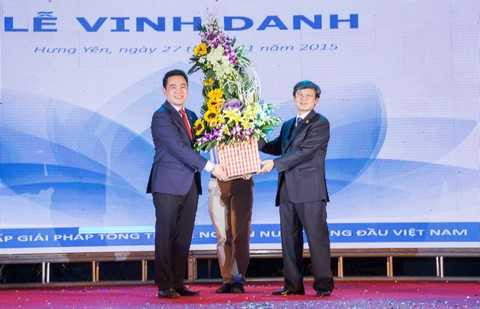 Ông Nguyễn Duy Hưng – Phó Chủ tịch UBND Tỉnh Hưng Yên tặng hoa chúc mừng Tổng giám đốc Nguyễn Duy Chính Ông Nguyễn Duy Hưng – Phó Chủ tịch UBND Tỉnh Hưng Yên tặng hoa chúc mừng Tổng giám đốc Nguyễn Duy Chính