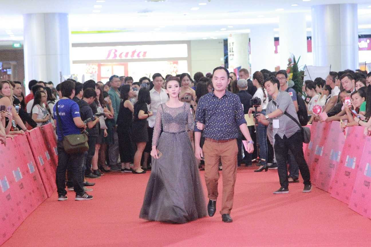 Thu Trang 'hút hồn' khán giả với vẻ gợi cảm khi dự sự kiện