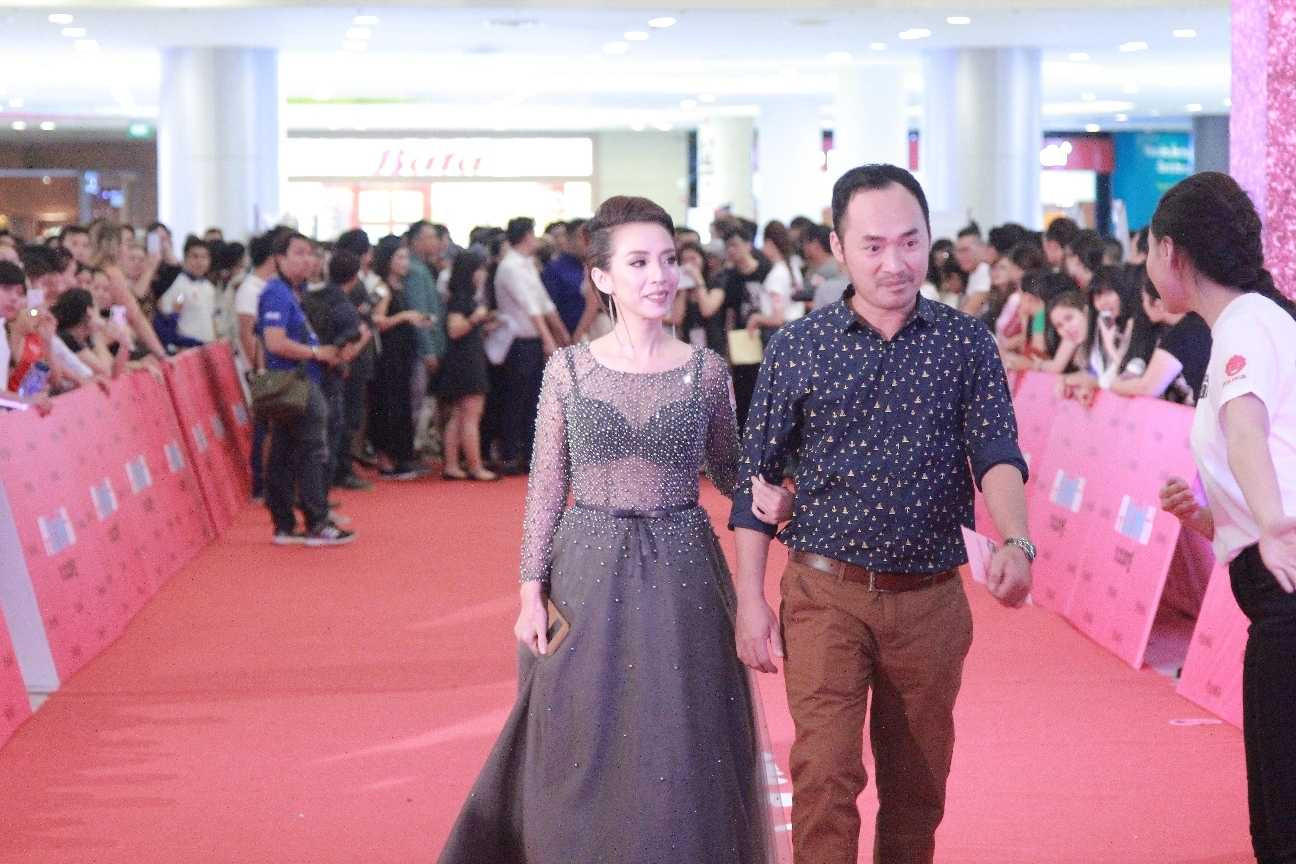 Thu Trang 'hút hồn' khán giả với vẻ gợi cảm khi dự sự kiện