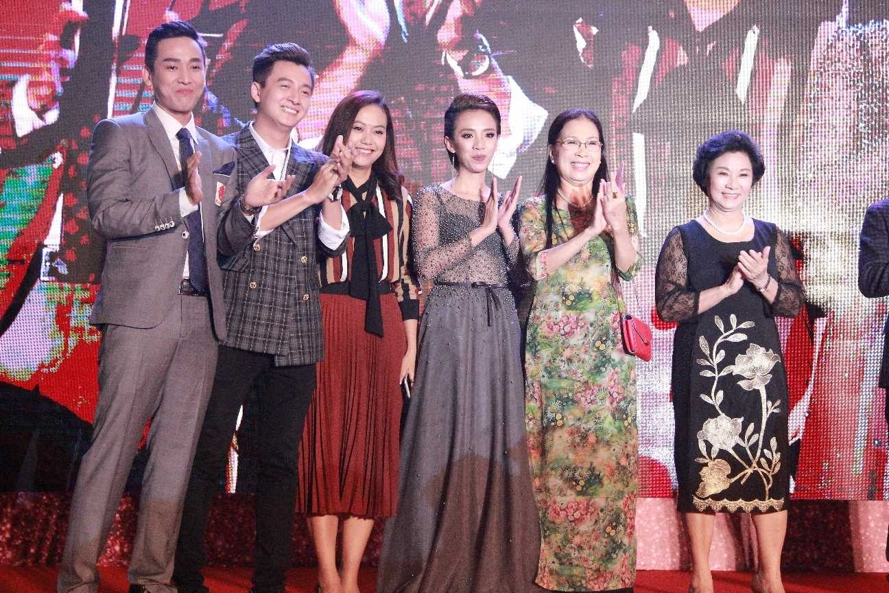 Thu Trang 'hút hồn' khán giả với vẻ gợi cảm khi dự sự kiện