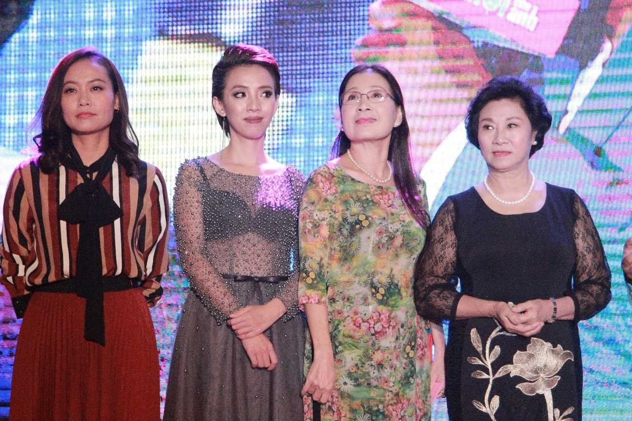 Thu Trang 'hút hồn' khán giả với vẻ gợi cảm khi dự sự kiện